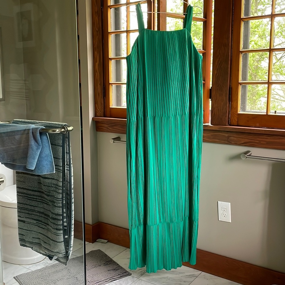 Voluminous and luminous summer dress from COS in sumptuous Kelly green
